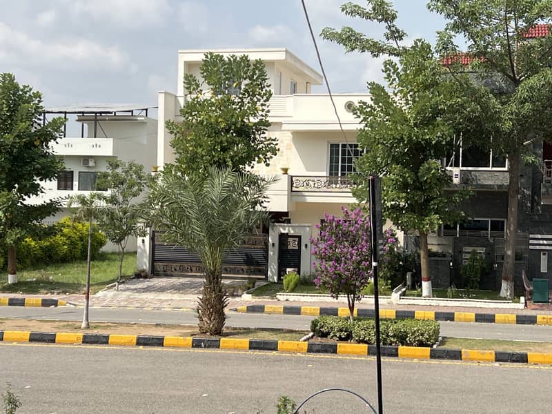 1 KANAL SUN FACE CORNER PLOT FOR SALE F-17 ISLAMABAD PLOT NO 509 STREET NO 22 ALL FACILITY AVAILABLE CDA APPROVED SECTOR 44