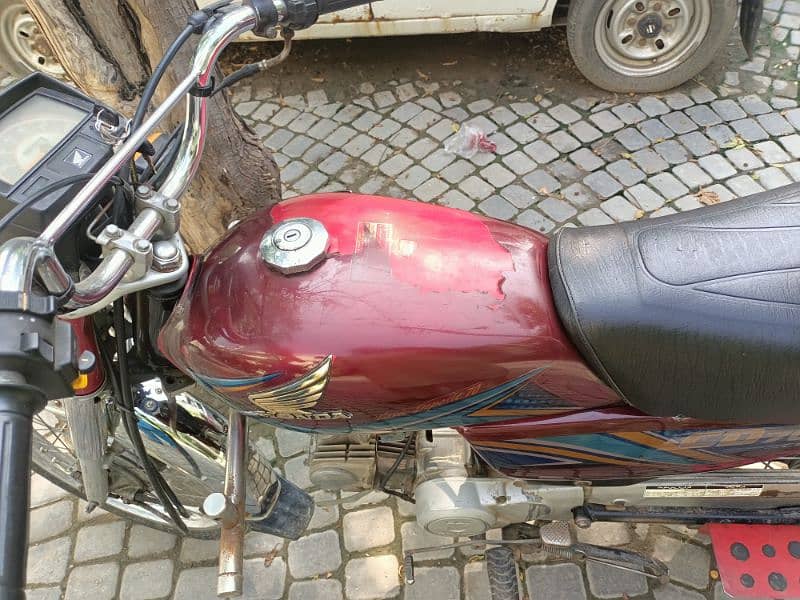 Honda cd 70 bilkul ok h tire tube new h koi  kaam nhi h bike ka 4