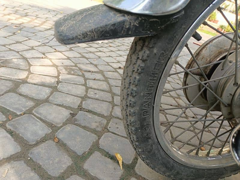 Honda cd 70 bilkul ok h tire tube new h koi  kaam nhi h bike ka 6