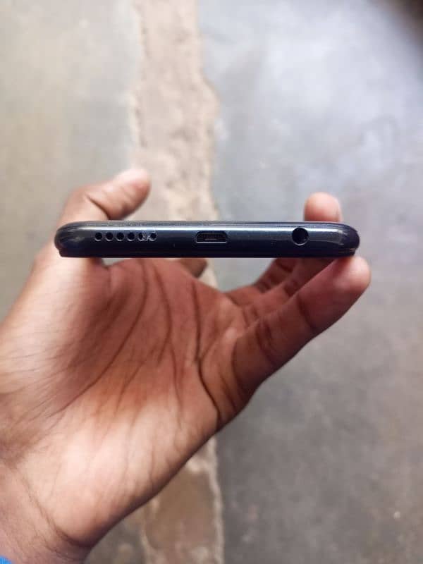 infinix hot 10 4 128 with box all okay h urgent sale only cash need h 6