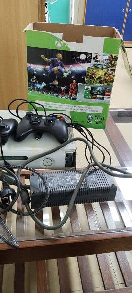 X-Box 360 500GB hard disk 2 controllers 1