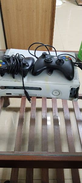 X-Box 360 500GB hard disk 2 controllers 2