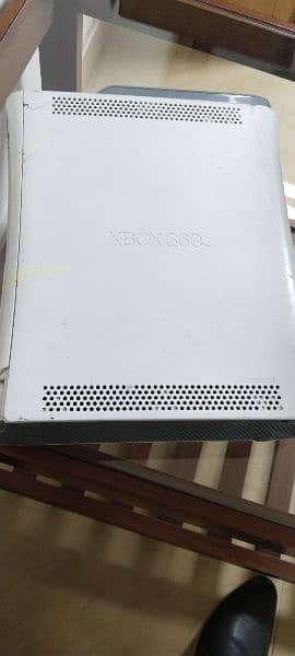 X-Box 360 500GB hard disk 2 controllers 3