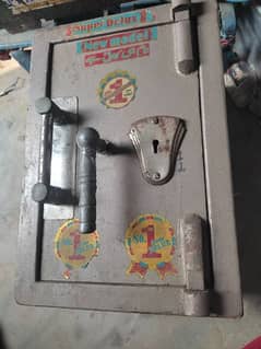 locker tijori in very good condition weight 21.5 kg with 3 keys