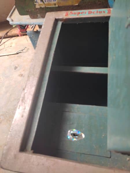 locker tijori in very good condition weight 21.5 kg with 3 keys 3