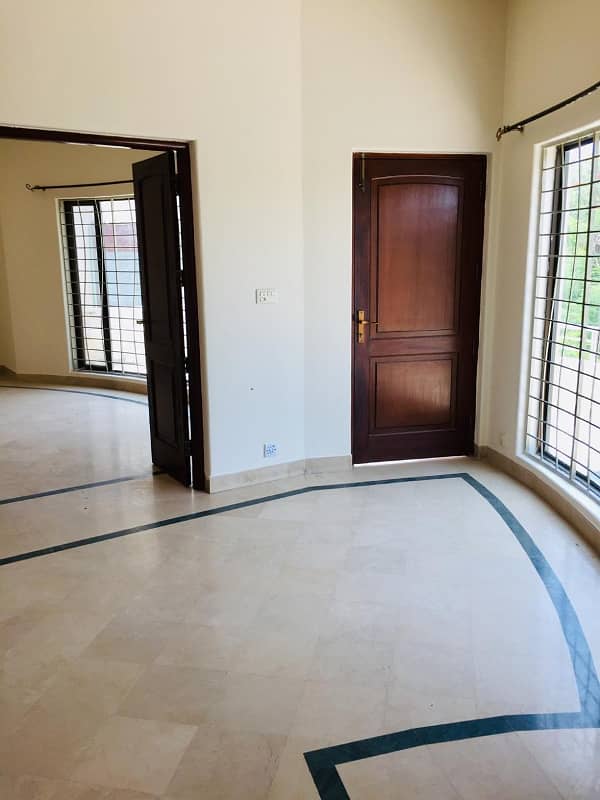 1 KANAL UPPER PORTION FOR RENT IN DHA PHASE 5 NEAR PARK MASJID MARKET HOT LOCATION 0