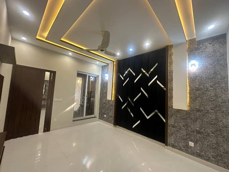 1 Kanal House For sale In The Perfect Location Of Bahria Town - Sector C 5