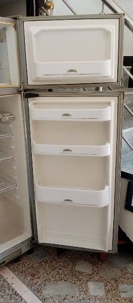 refrigerator used but well condition 1