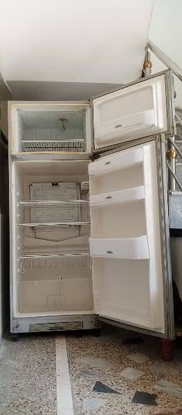 refrigerator used but well condition 2