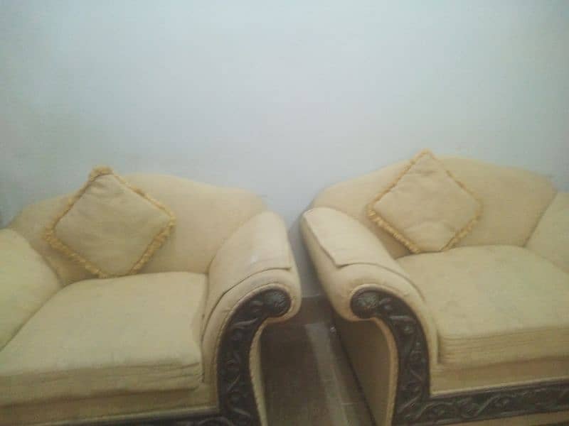 5 seater sofa set 2 side table and 1 center table  for sale 2