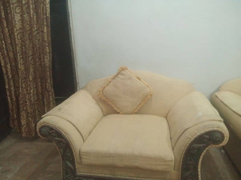 5 seater sofa set 2 side table and 1 center table  for sale 4