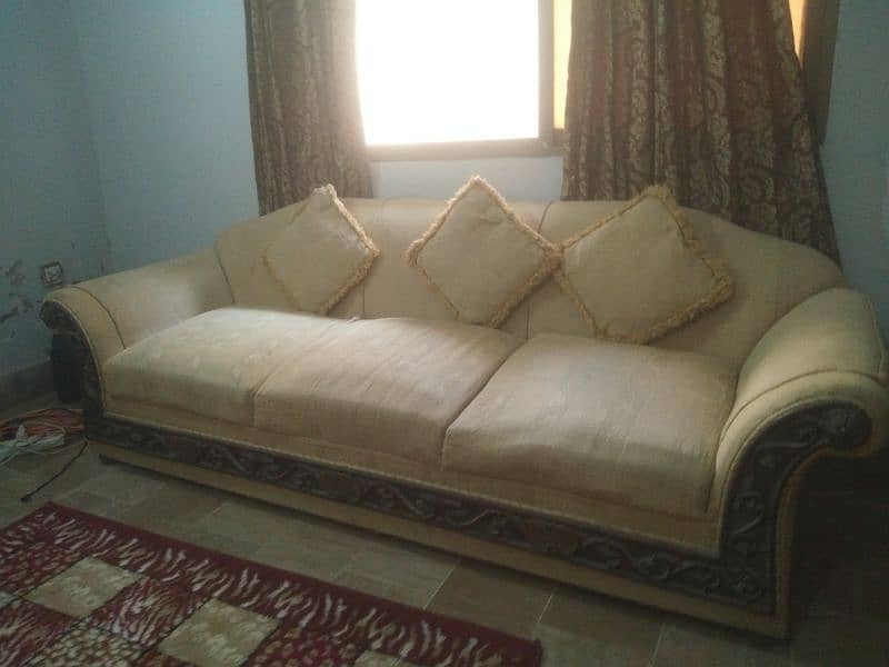 5 seater sofa set 2 side table and 1 center table  for sale 5