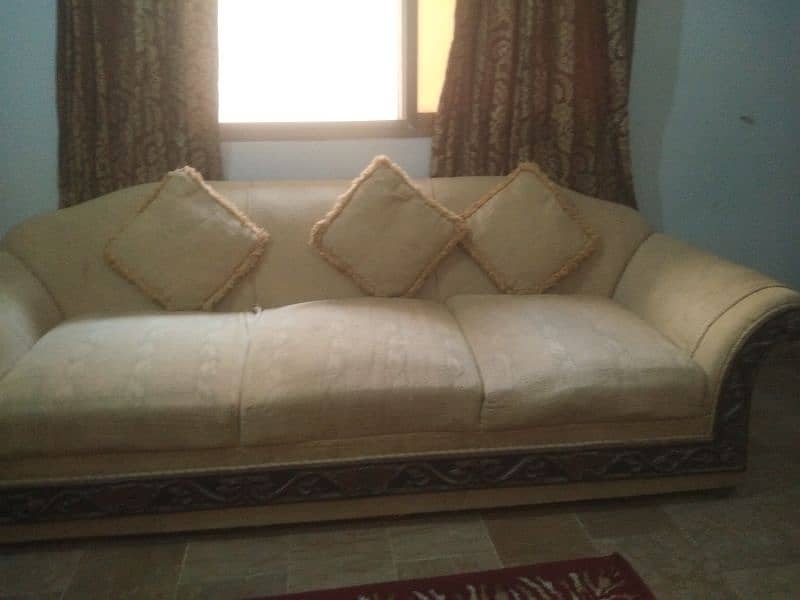 5 seater sofa set 2 side table and 1 center table  for sale 6