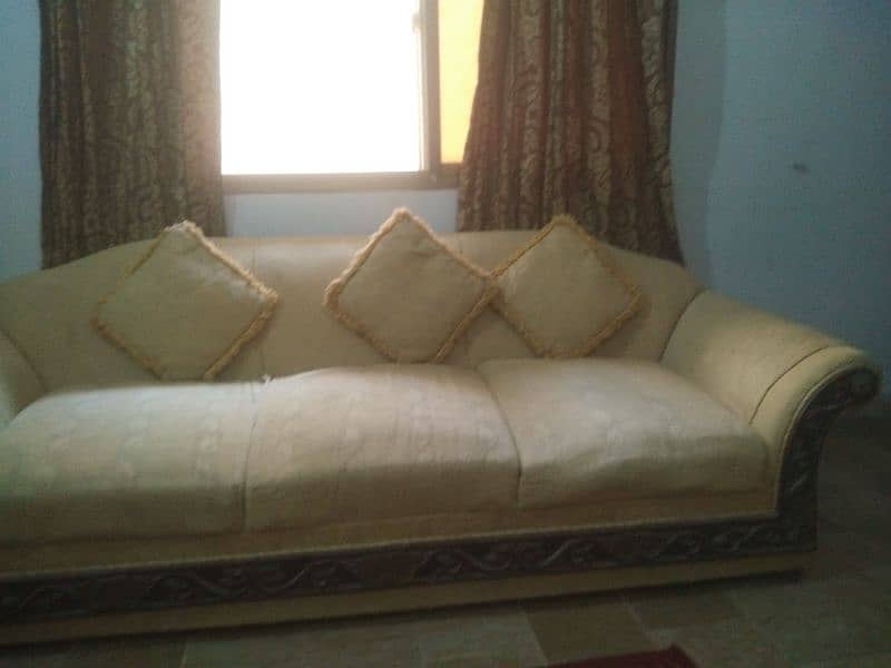 5 seater sofa set 2 side table and 1 center table  for sale 7