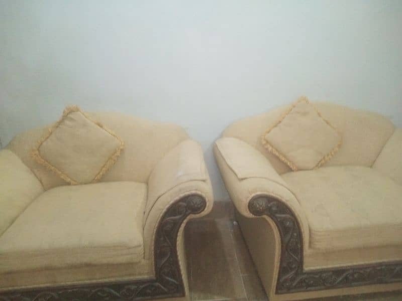 5 seater sofa set 2 side table and 1 center table  for sale 10