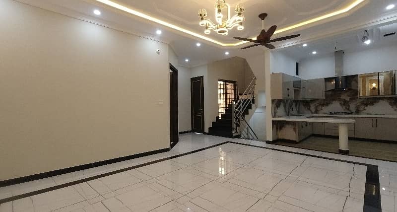 7.5 MARLA House For Sale In Beautiful Bismillah Housing Scheme - Hussain Block 18