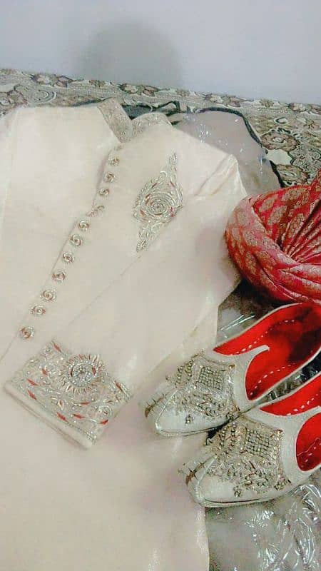 golden sherwani kullah with khussa 5