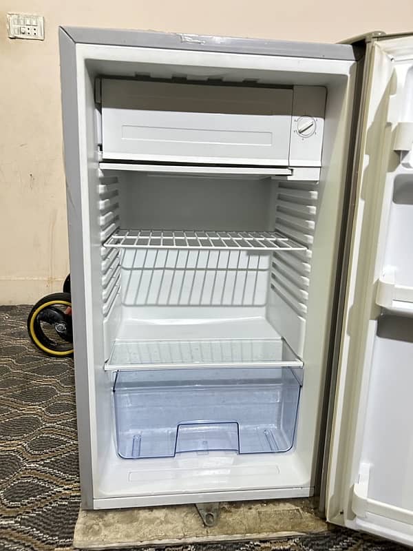 whirlpool mini Fridge URGENT SALE 1