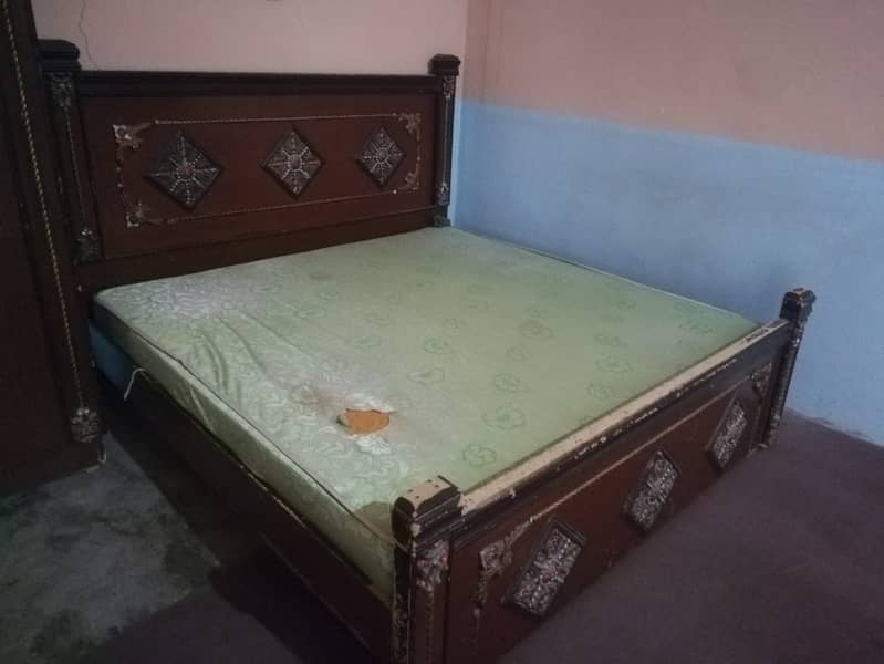 used doubble bed with matress and 3 door almari 1