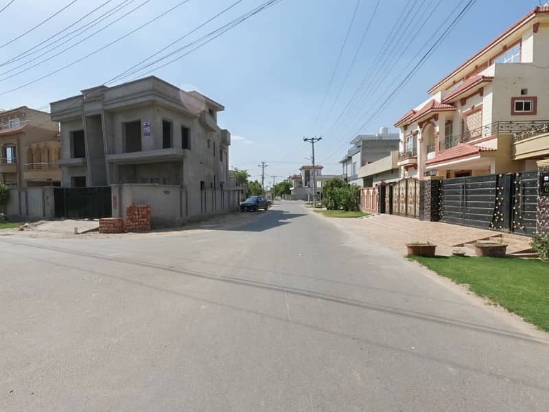 Ready To Buy A On Excellent Location House In Central Park - Block G Lahore 2