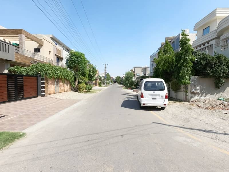 Ready To Buy A On Excellent Location House In Central Park - Block G Lahore 3