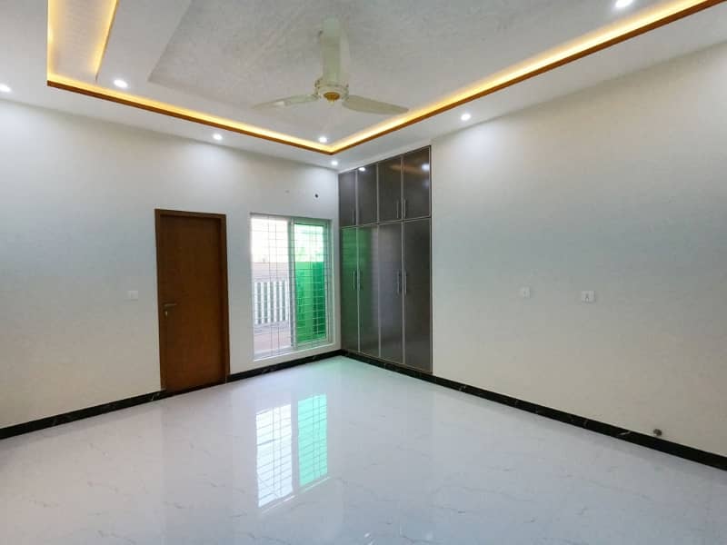 Ready To Buy A On Excellent Location House In Central Park - Block G Lahore 16