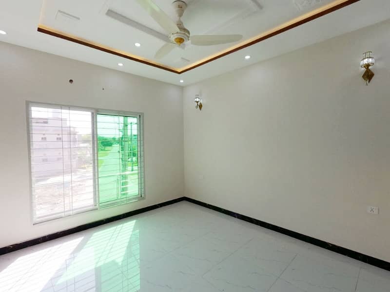 Ready To Buy A On Excellent Location House In Central Park - Block G Lahore 32