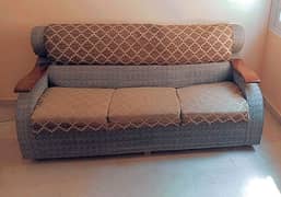 A nice and comfy sofa set in pretty good condition 0