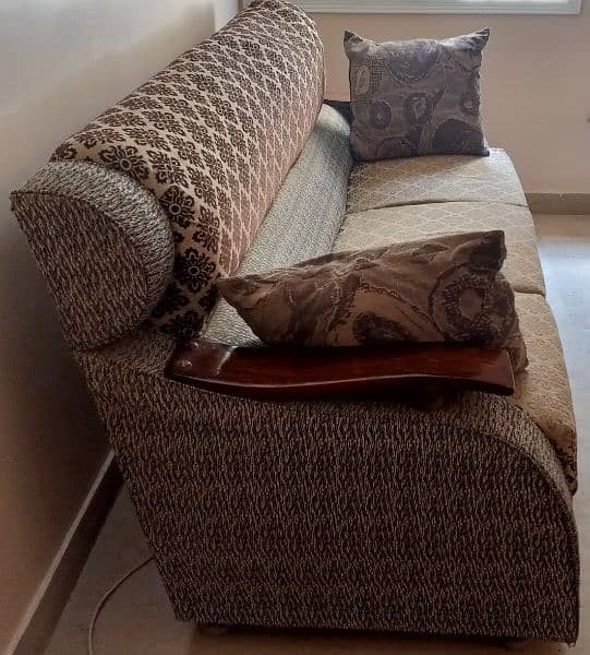 A nice and comfy sofa set in pretty good condition 2