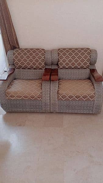 A nice and comfy sofa set in pretty good condition 4