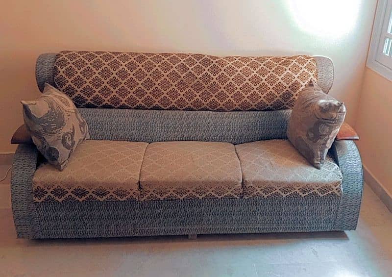 A nice and comfy sofa set in pretty good condition 5