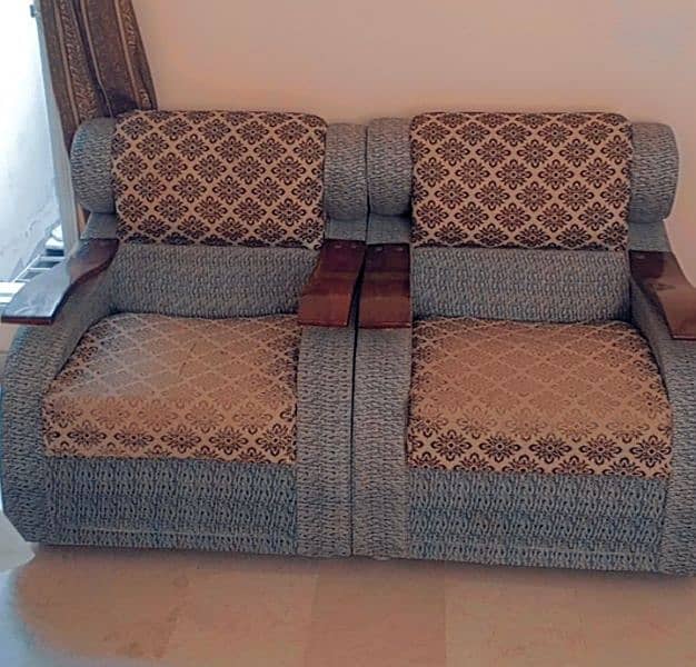 A nice and comfy sofa set in pretty good condition 6