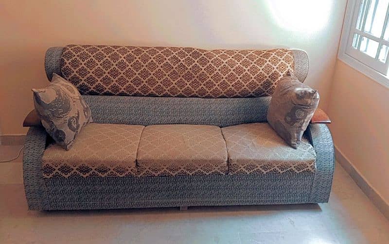 A nice and comfy sofa set in pretty good condition 7