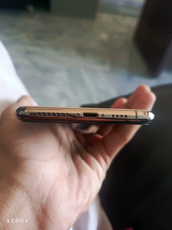 iPhone xs max 64 gb non pta 4