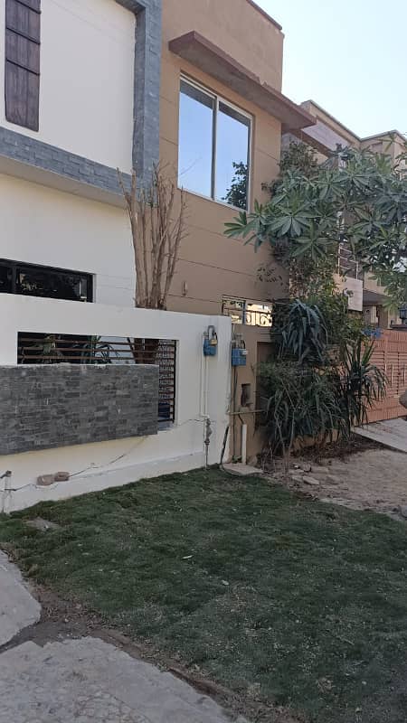 5 MARLA LITTLE BIT USED HOUSE LOCATED AT 40 FT ROAD AVAILABLE FOR SALE ON PARAGON CITY 10