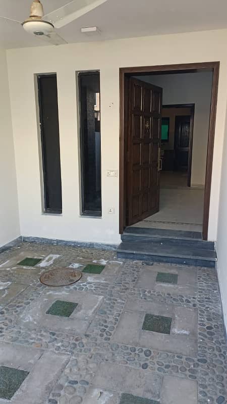 5 MARLA LITTLE BIT USED HOUSE LOCATED AT 40 FT ROAD AVAILABLE FOR SALE ON PARAGON CITY 21