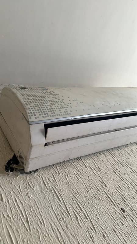 Good condition AC 1 ton 2