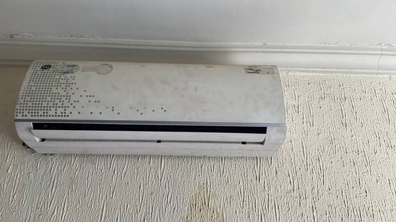 Good condition AC 1 ton 3