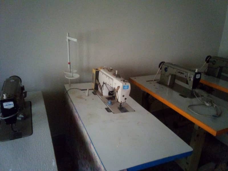 Four Sweing machine & 1 Overlocker Machine For Sale. 3