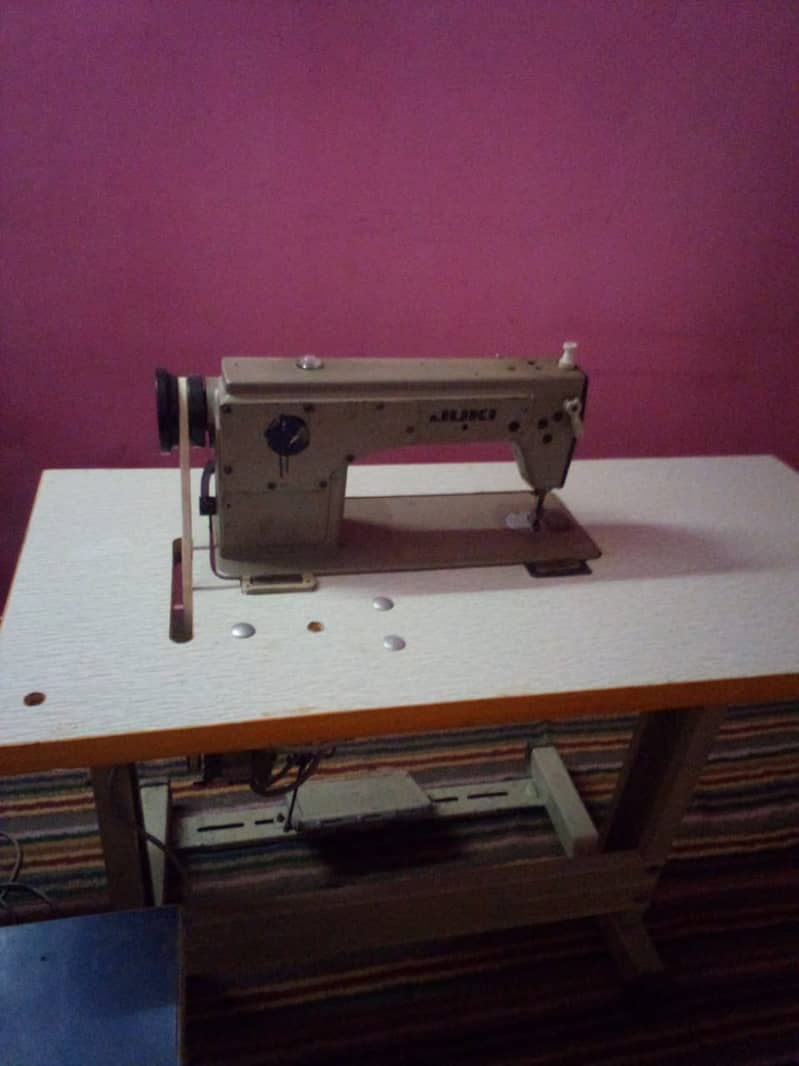 Four Sweing machine & 1 Overlocker Machine For Sale. 5