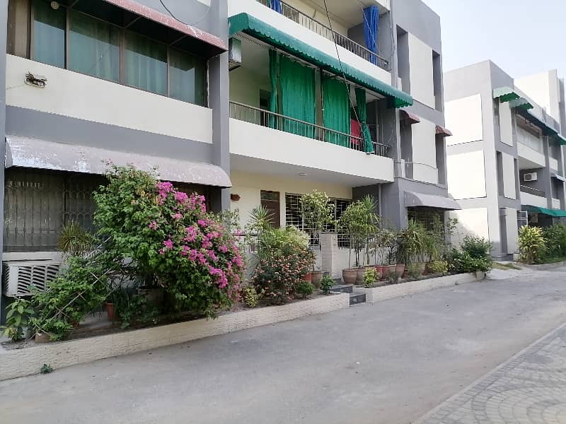 Flat For Grabs In 10 Marla Lahore 0