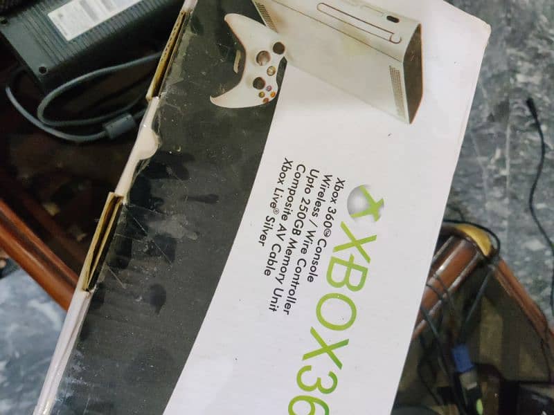 Xbox 360 Jasper 320GB with 2 Controller 9