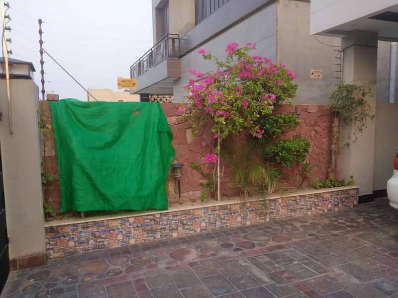 1 KANAL UPPER PORTION AVAILABLE FOR RENT PHASE 7 DHA Lahore 4