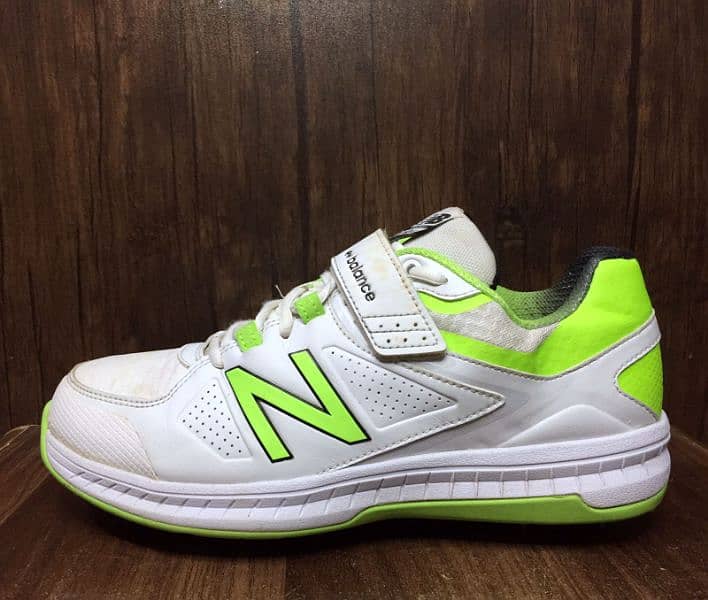 New Balance CK4040 v3 Cricket Shoes (Size: 44) 2