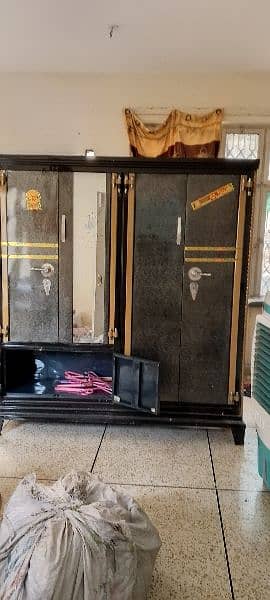 urgent sale safe almari 6