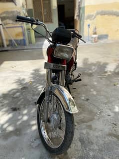 hero motorcycle ha or Islamabad ka num laga huwa ha