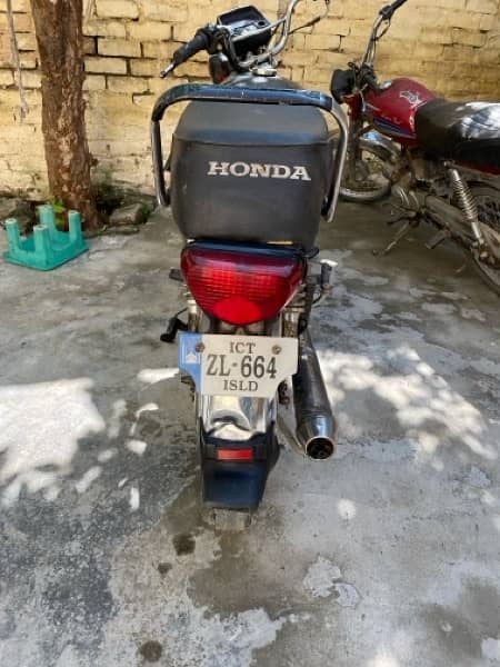 hero motorcycle ha or Islamabad ka num laga huwa ha 5