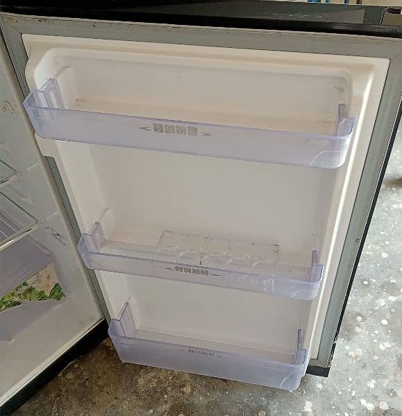 Dowlence  fridge.  mediem  size 4