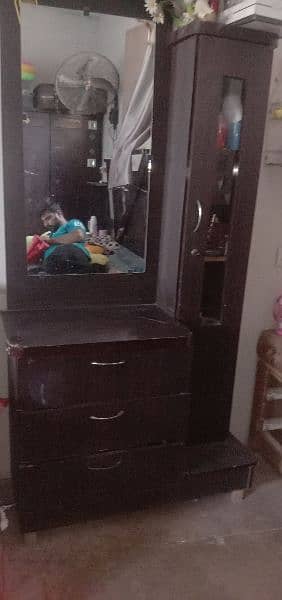 dressing table bed with side table and devider and wardrobe 0