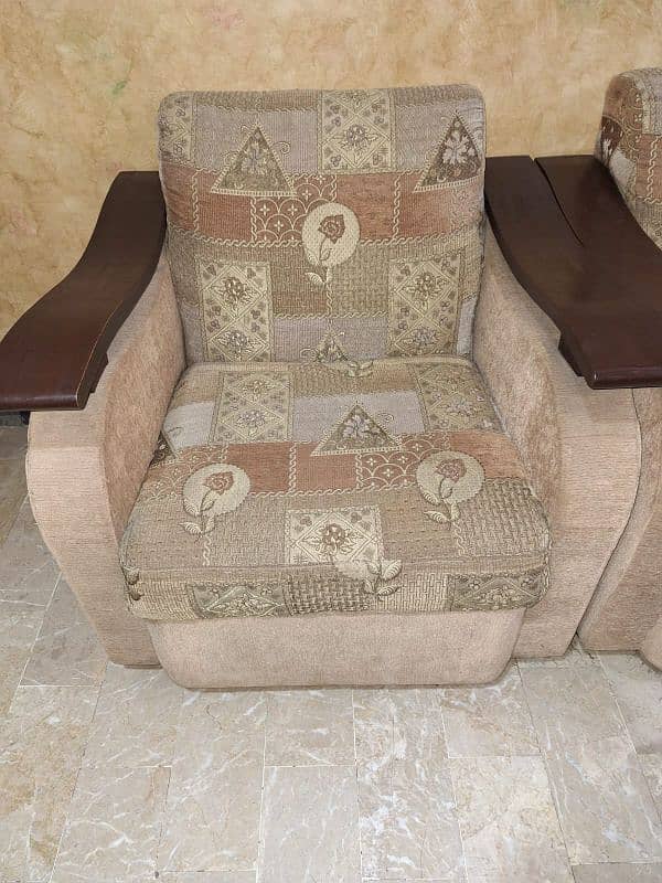 used sofa set in good condition only serious buyer contact 4